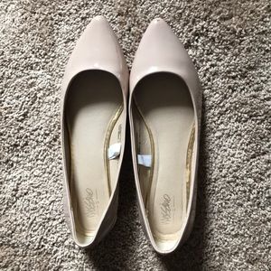 Nude pointy flats